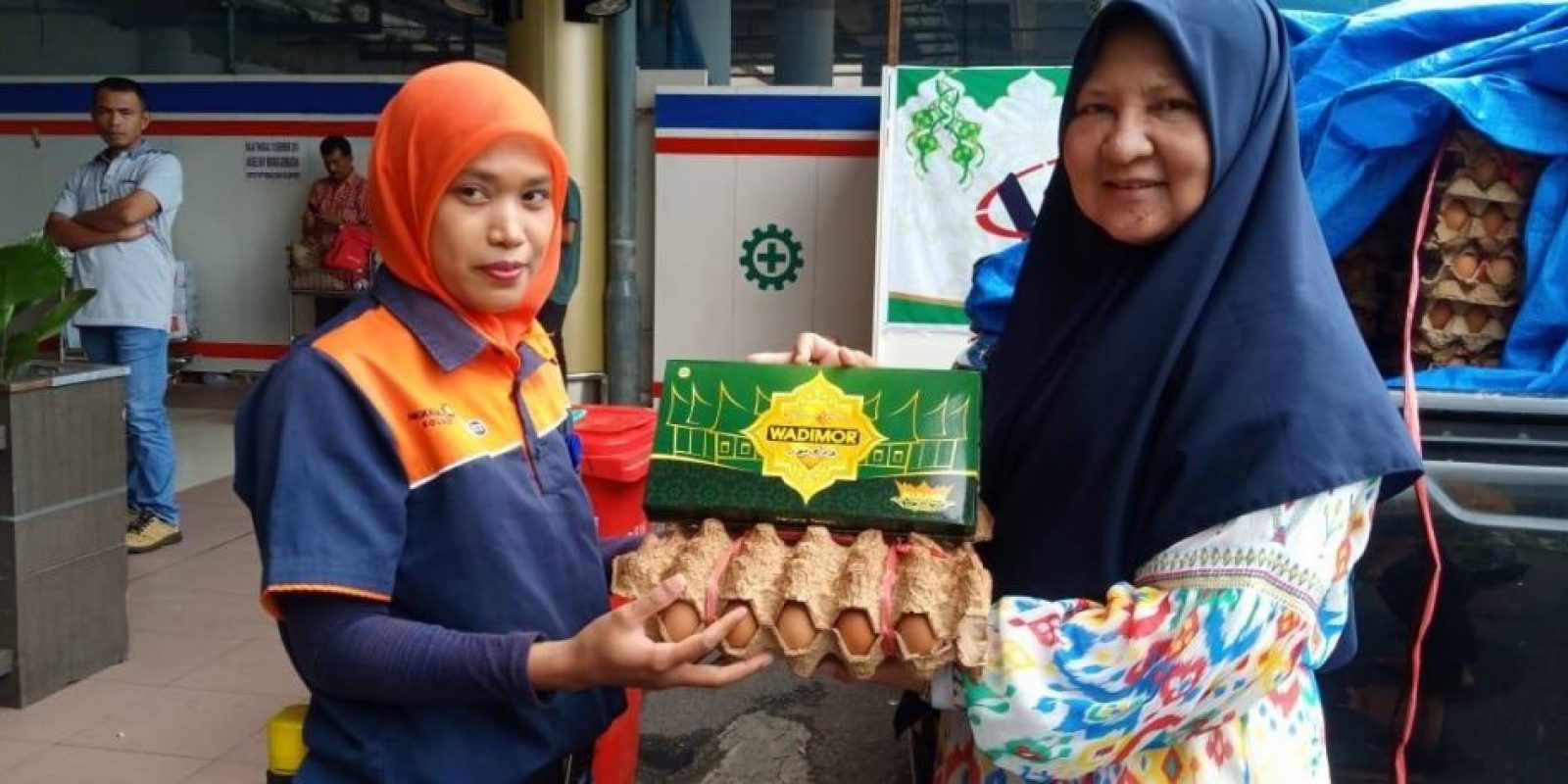 LKKS Provinsi Sumbar Bagikan Sembako di Bandara Internasional Minagkabau