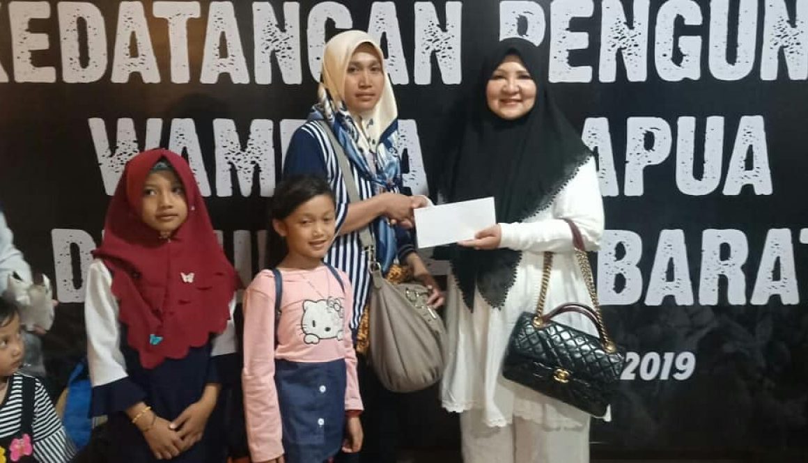 Hj. Nevi Zuairina Sambut Pengungsi Wamena