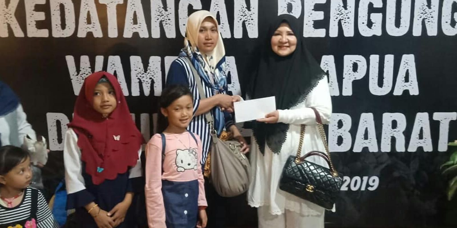 Hj. Nevi Zuairina Sambut Pengungsi Wamena
