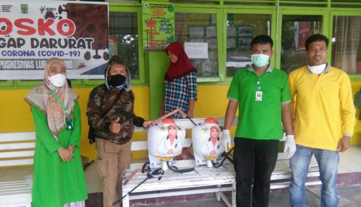 Hj. Nevi Zuairina Menyasar Ratusan Titik Untuk Membagi Sanitizer dan Memberi Disinfektan Mencegah Penyebaran Virus Corona