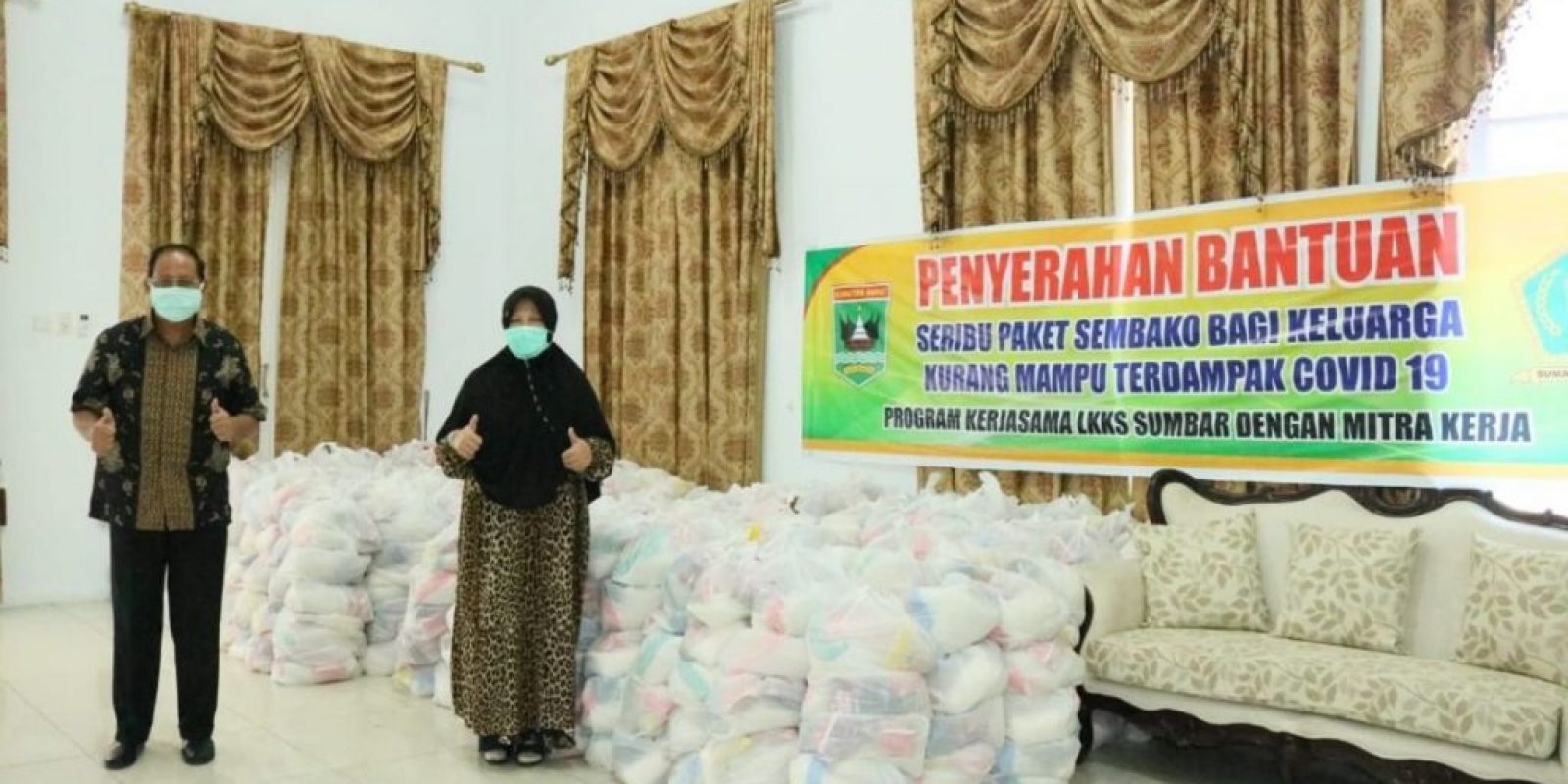 Anggota DPR RI Sumbar II Bekerjasama Dengan LKKS Membagikan Ribuan Paket Sembako