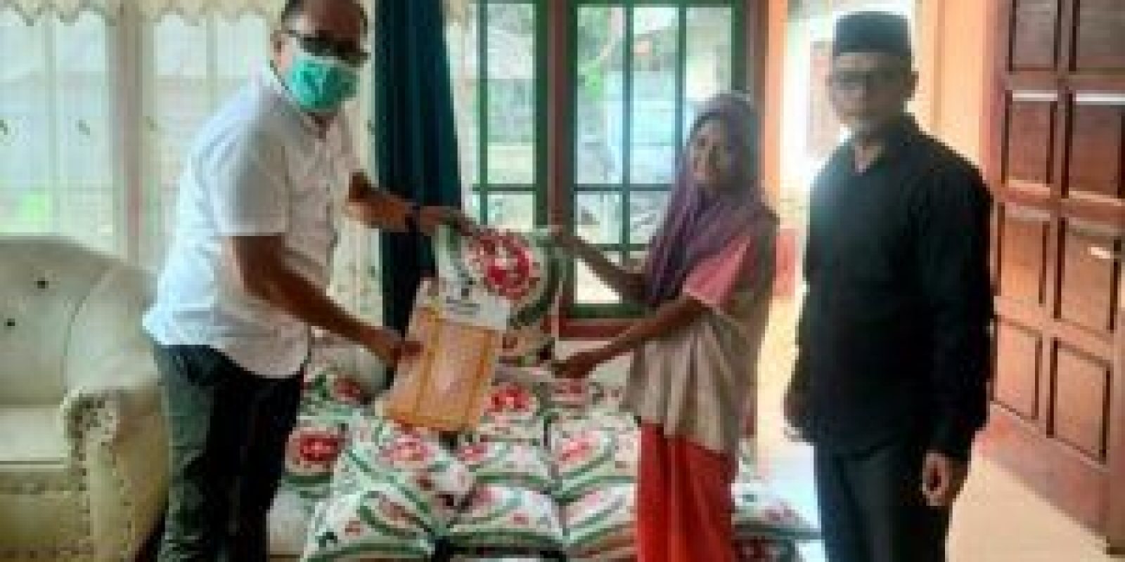 Bantuan Beras Legislator Nevi Zuairina Mengalir ke Koto VIII Pelangai Pesisir Selatan