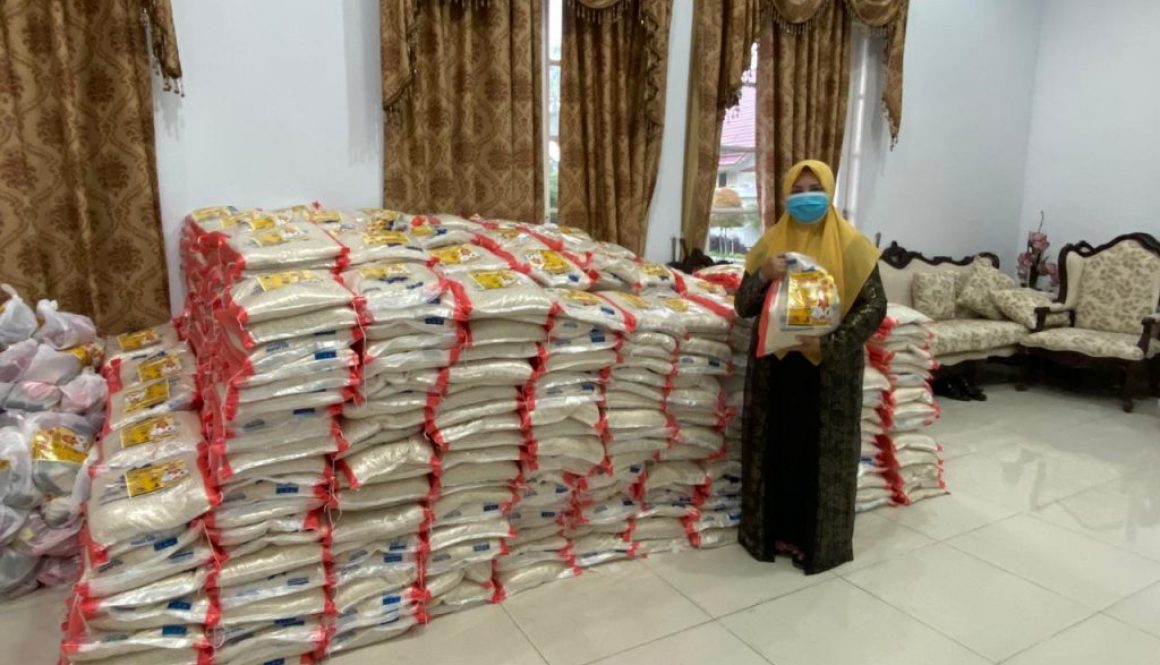 Hj Nevi Zuairina Menyalurkan Ribuan Paket Sembako, Nasi Kotak Hingga Sarung Tangan di Dapilnya