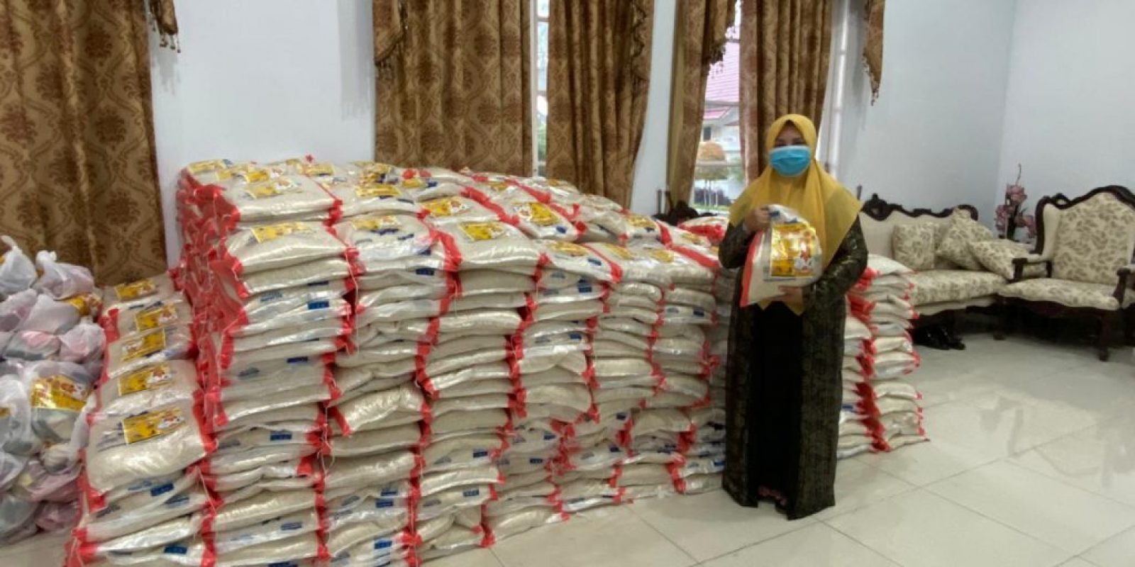 Hj Nevi Zuairina Menyalurkan Ribuan Paket Sembako, Nasi Kotak Hingga Sarung Tangan di Dapilnya