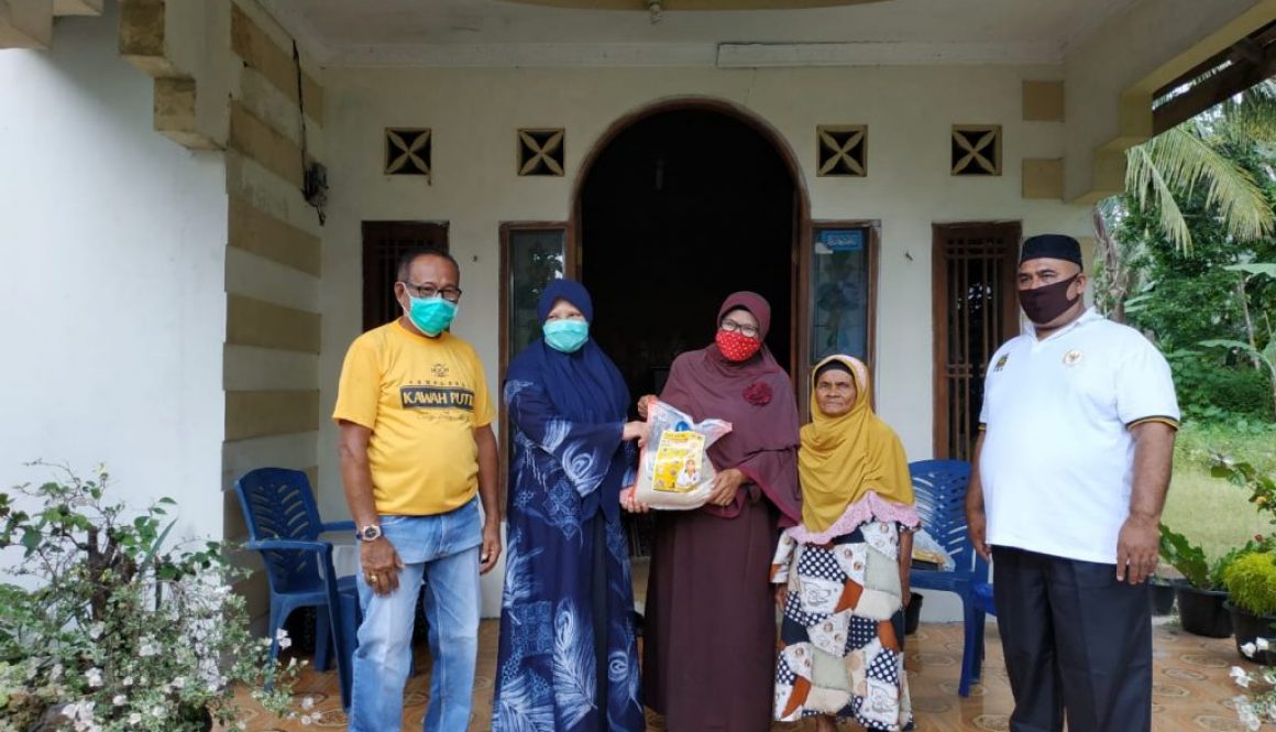 Ketua LKKS Sumatera Barat Menyalurkan Bantuan 1000 Kotak Susu Dari PT. Moosa Genetika Farmindo Kepada Masyarakat