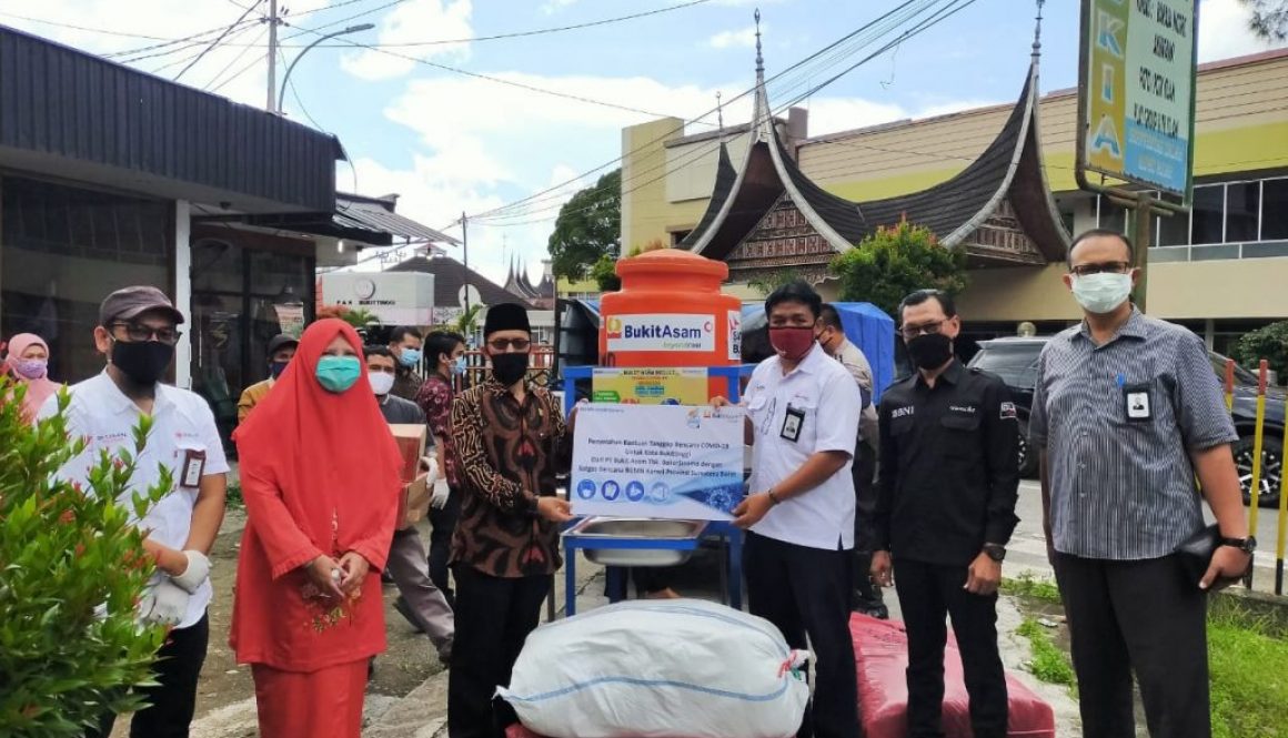 Anggota DPR RI Ini Hantarkan APD ke 5 Rumah Sakit dan Ke Masyarakat di Sumbar