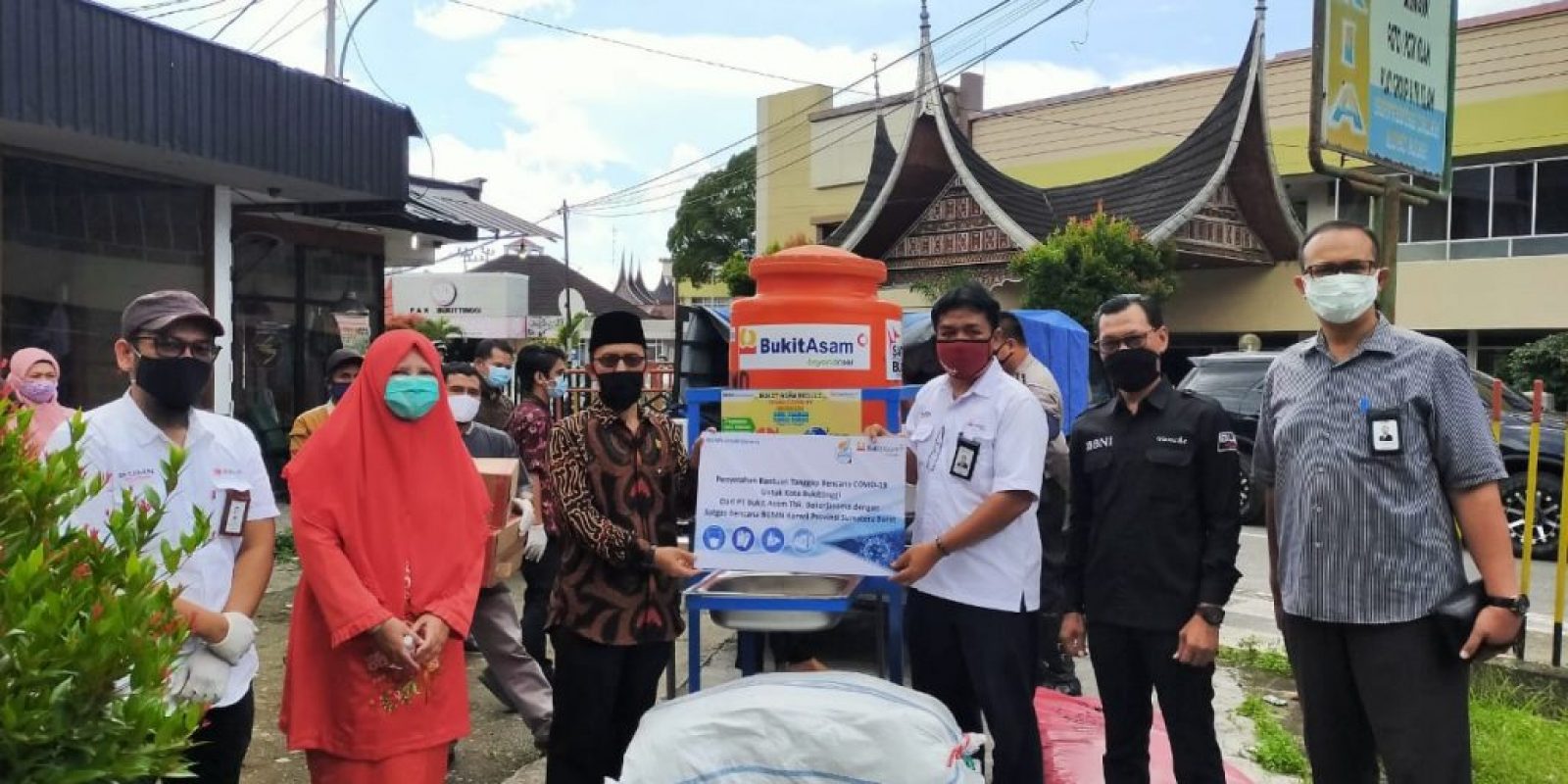Anggota DPR RI Ini Hantarkan APD ke 5 Rumah Sakit dan Ke Masyarakat di Sumbar