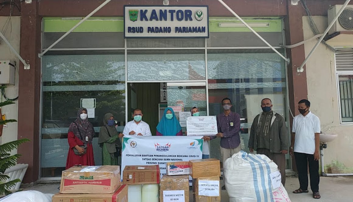 Bantuan APD Lengkap dari Hj. Nevi Zuairina di terima langsung oleh Bupati Padang Pariaman dan Walkota Pariaman