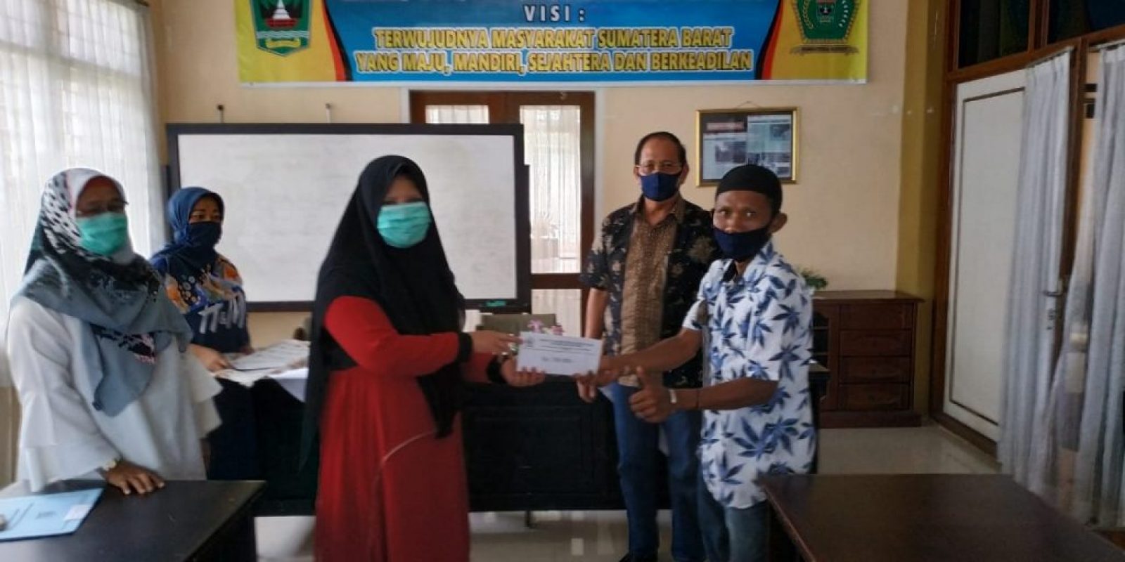 Hj. Nevi Zuairina bersama LKKS Sumbar dan Baznas Berikan Bantuan pada 200 Mustahik