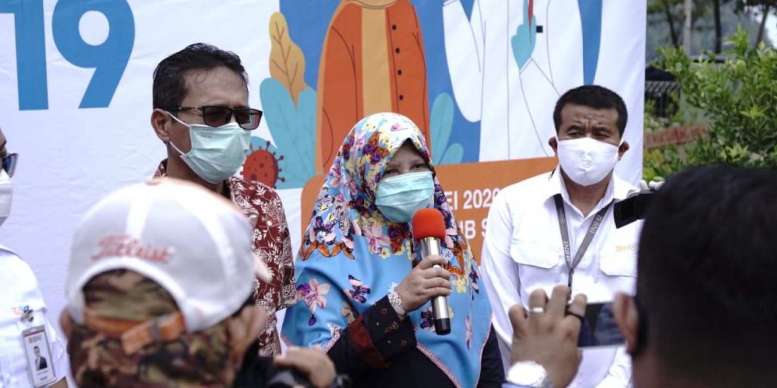 Hj. Nevi Zuairina bekerjasama dengan BUMN melaksanakan 2000 test SWAB di Padang dan Bukittinggi