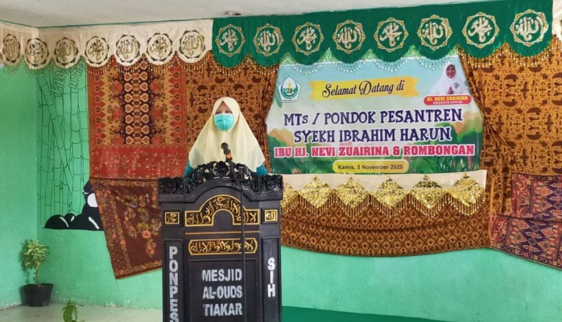 Hj. Nevi Zuairina Serahkan Bantuan Untuk Pondok Pesantren dan Rumah Qur'an