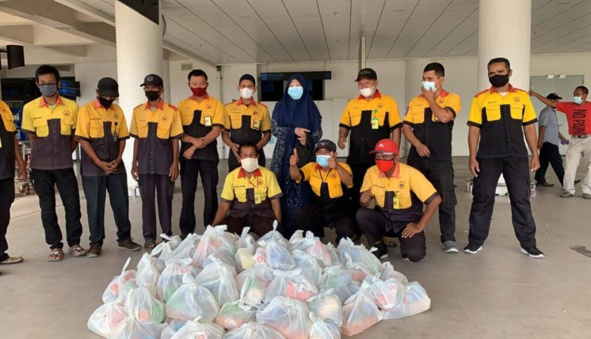 Nevi Zuairina Berbagi Paket Sembako Untuk Porter BIM
