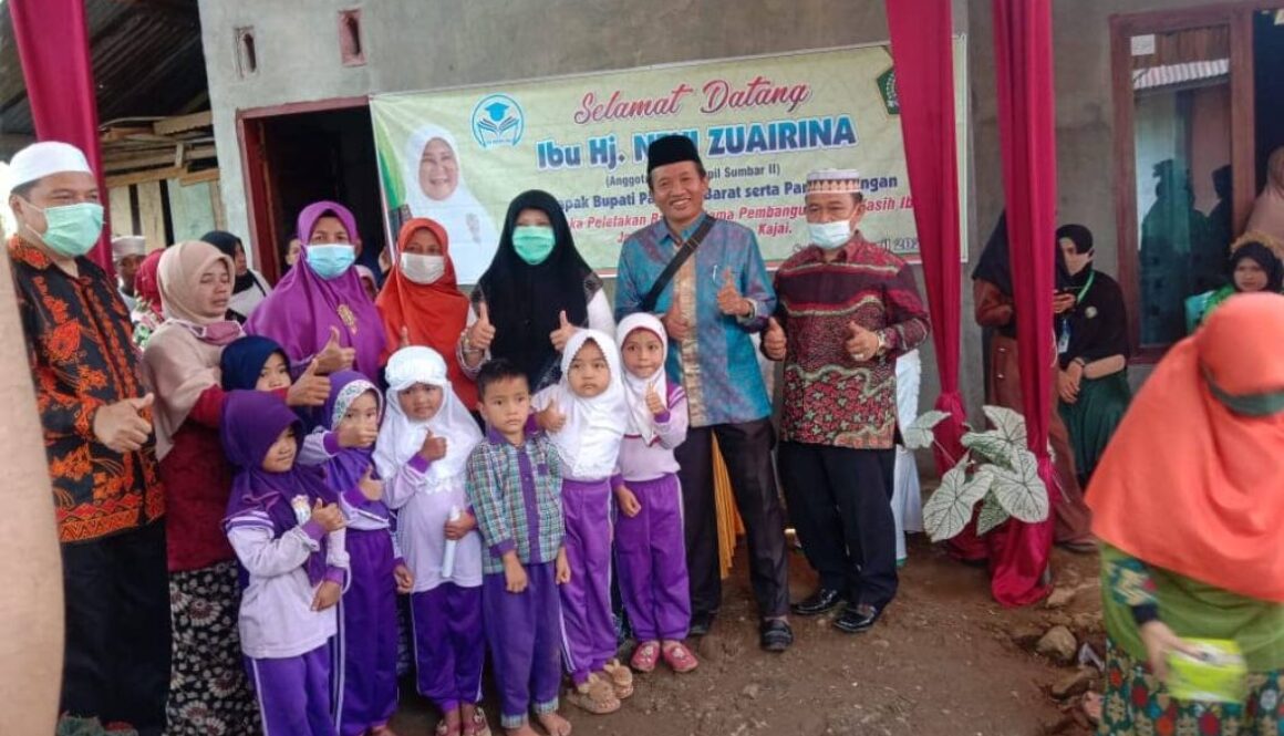 Nevi Zuairina melakukan Peletakan Batu Pertama Sekolah Dhuafa di Pasaman Barat