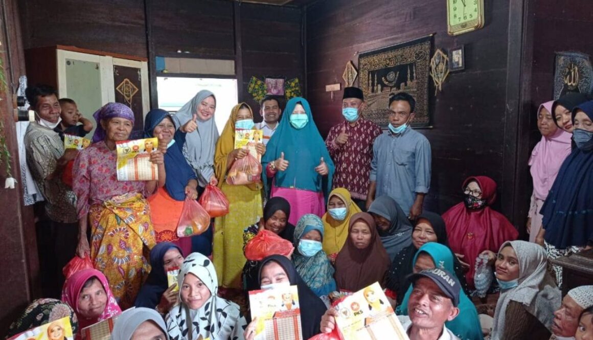 Setelah Bertemu Tokoh Masyarakat, Nevi Menyerahkan Bantuan Paket Sembako Kepada Masyarakat Sekitar