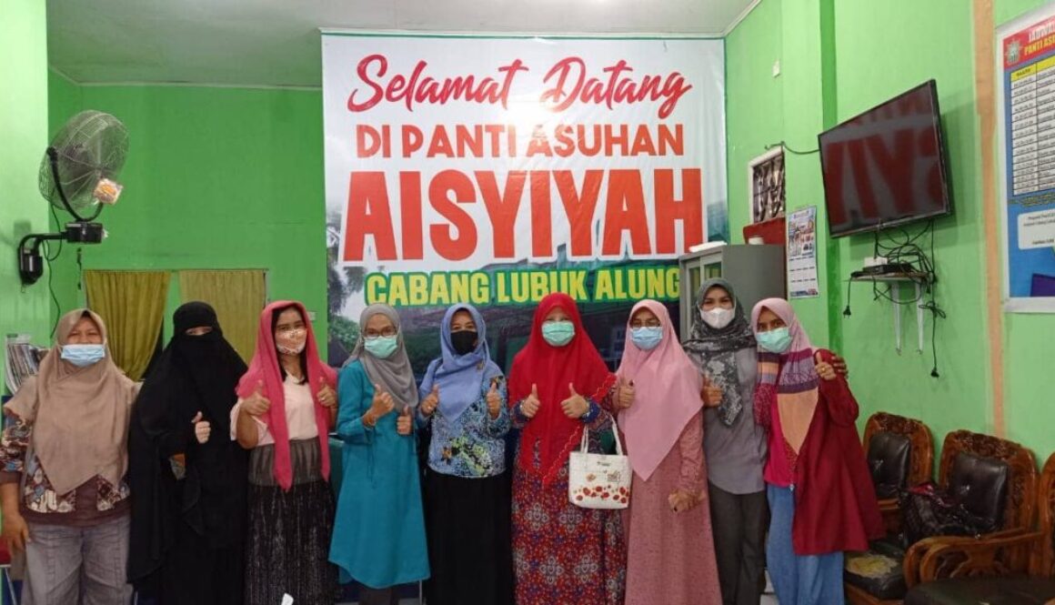 Bersama Forum Jurnalis Perempuan Indonesia Wilayah Sumbar, Nevi Zuairina Salurkan Sembako ke Panti Asuhan
