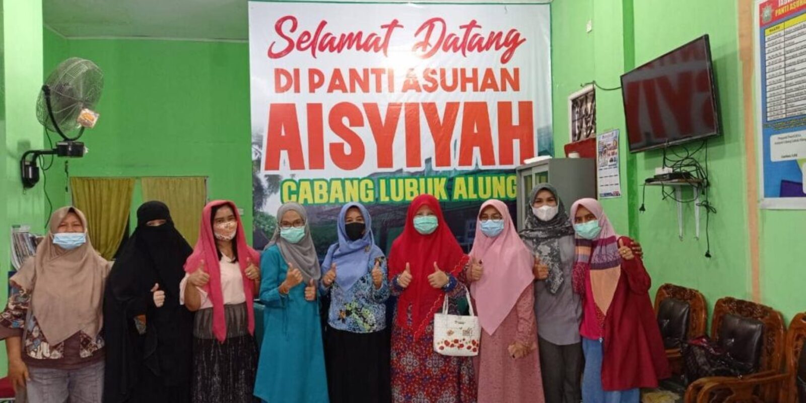 Bersama Forum Jurnalis Perempuan Indonesia Wilayah Sumbar, Nevi Zuairina Salurkan Sembako ke Panti Asuhan