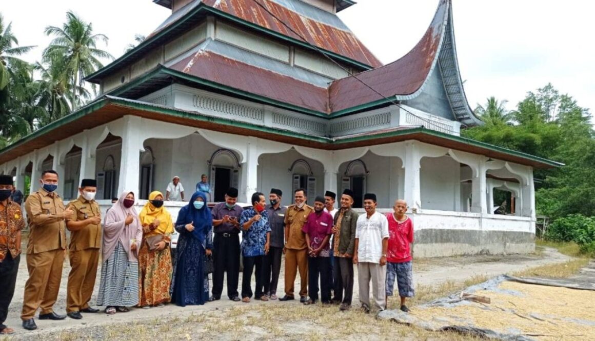 Bertemu Tokoh Masyarakat, Anggota DPR RI Komisi VI Hj Nevi Zuariana Kunjungi Masjid Raya Nagari Balah Aie Lubuk Pua