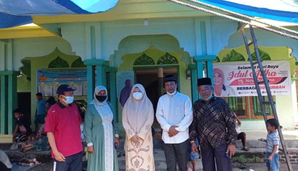 Rutinitas Hj. Nevi Zuairina Berkurban di Delapan Kabupaten Kota di Sumatera Barat
