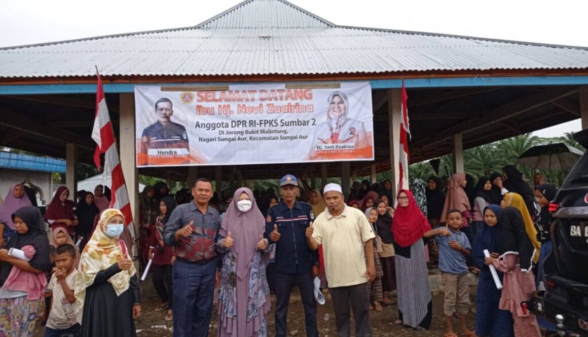Kunjungan Daerah Pemilihan, Nevi Zuairina Serahkan Baju Seragam Karang Taruna dan Bantuan Untuk Kelompok Kesenian Gordang Sambilan