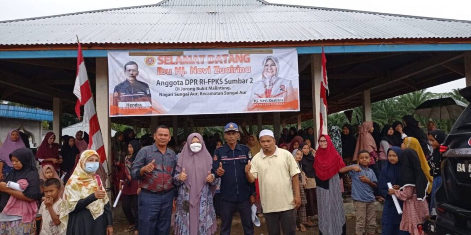 Kunjungan Daerah Pemilihan, Nevi Zuairina Serahkan Baju Seragam Karang Taruna dan Bantuan Untuk Kelompok Kesenian Gordang Sambilan