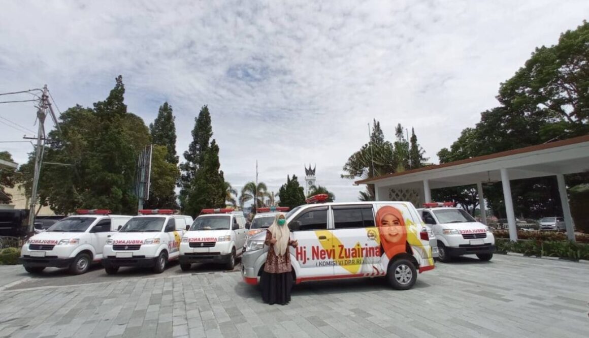 Kunjungan Ke Daerah Pemilihan, Nevi Zuairina Serahkan 8 Ambulan Untuk Pelayanan Sosial Kemasyarakatan