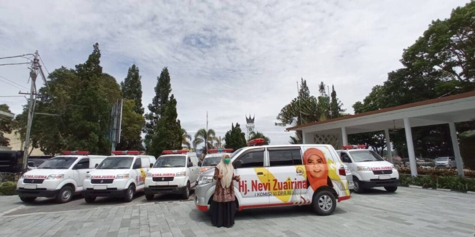 Kunjungan Ke Daerah Pemilihan, Nevi Zuairina Serahkan 8 Ambulan Untuk Pelayanan Sosial Kemasyarakatan