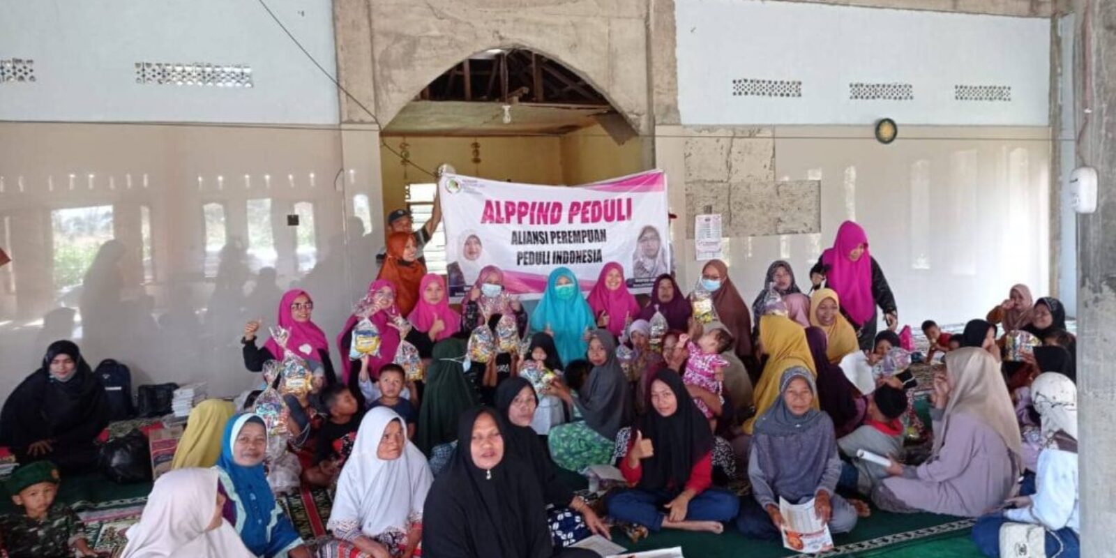 Nevi Zuairina Bersama PW ALPIND Berikan Trauma Healing Untuk Anak-Anak Lokasi Bencana Malampah Pasaman