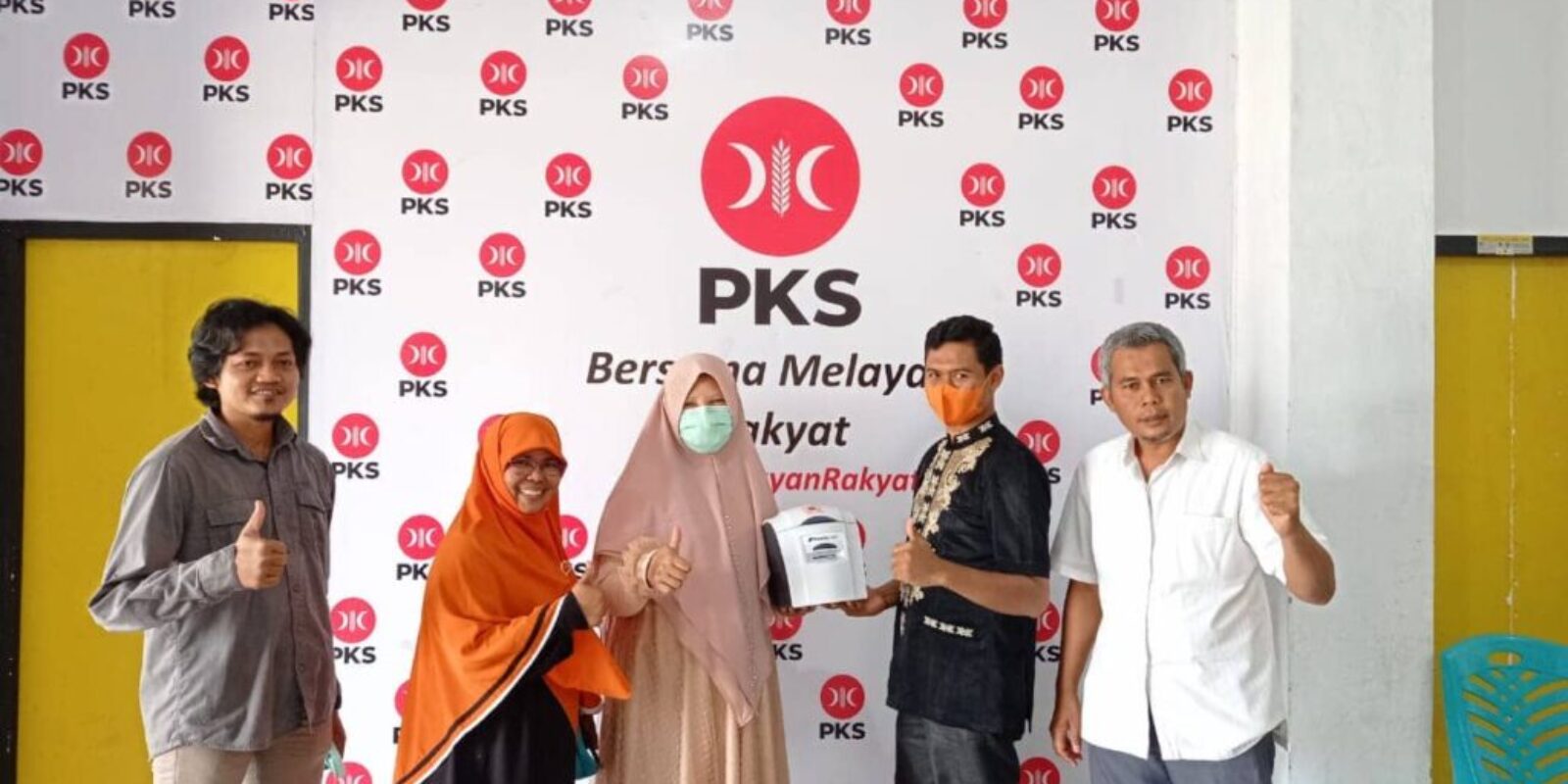 Nevi Zuairina Menyerahkan Bantuan Alat Cetak KTA untuk Lima DPD di Sumatera Barat