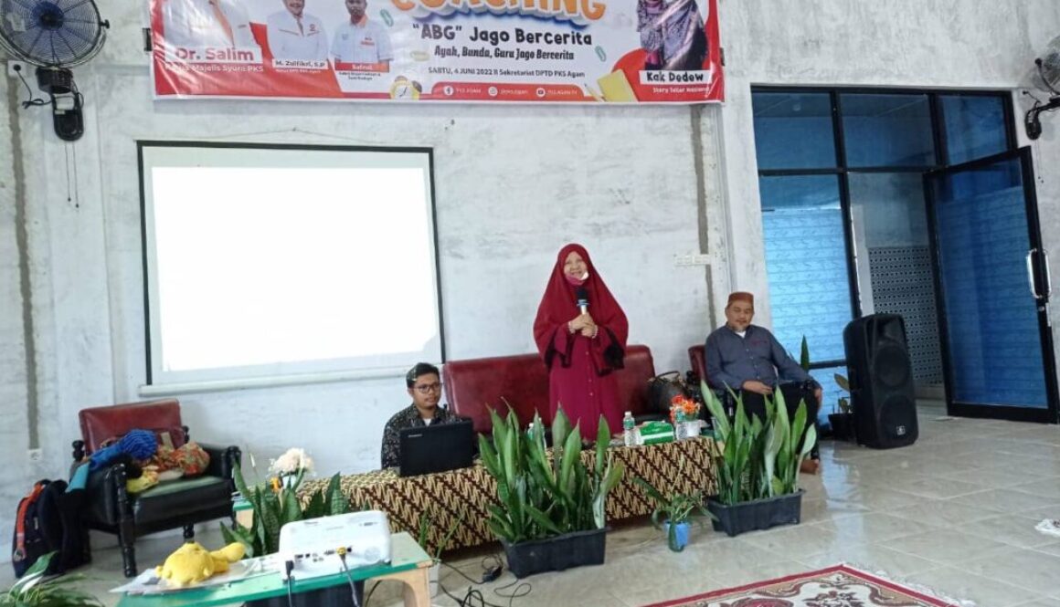 Bersama DPD PKS Kabupaten Agam, Nevi Zuairina Sampaikan Pentingnya Bercerita Pada Coaching Ayah Bunda Guru
