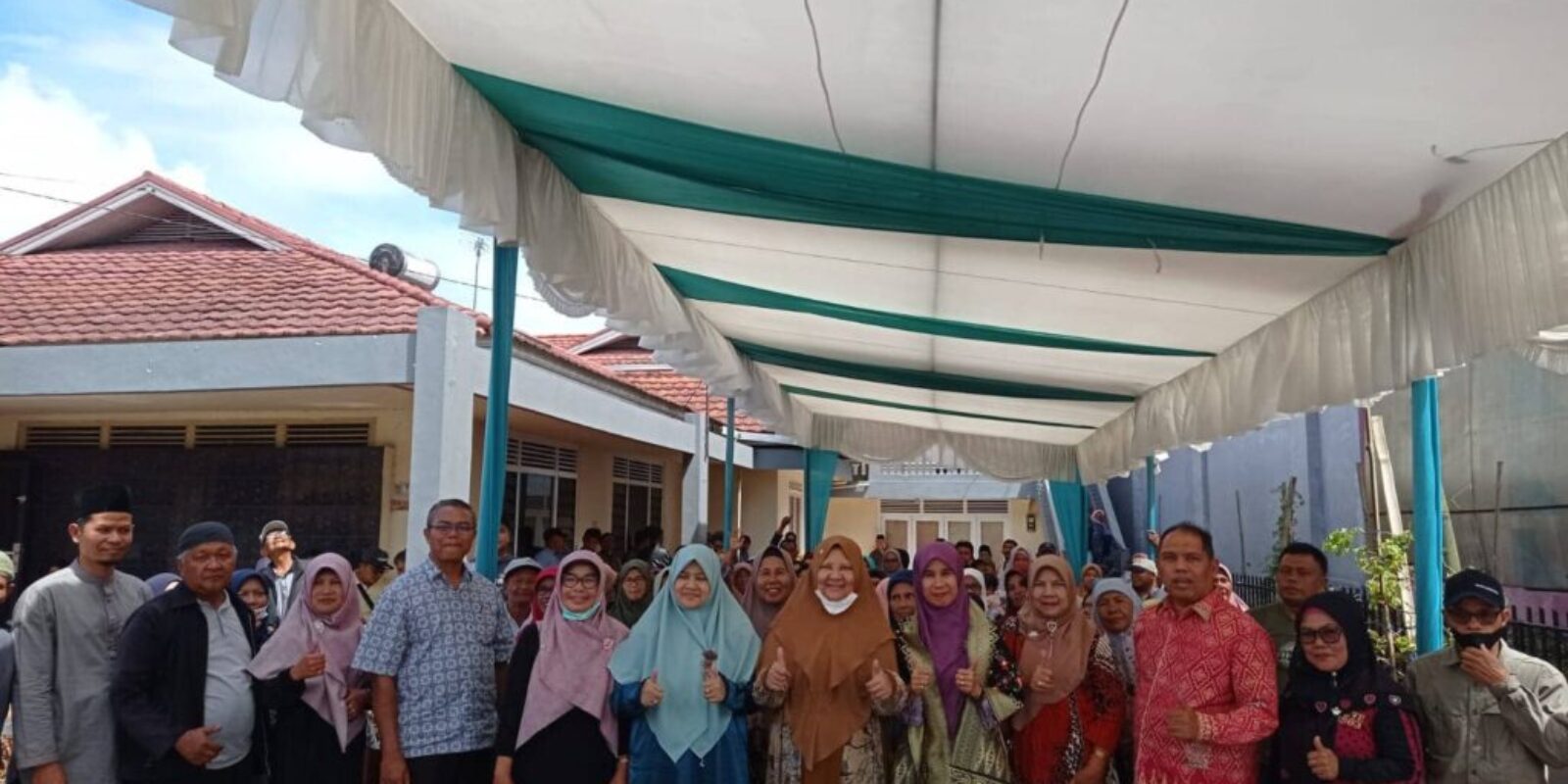 Mendukung Ketahanan Pangan dan Peduli Petani, Nevi Zuairina Serahkan Alsintan di Dapil