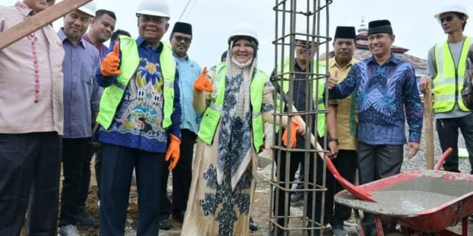 Di Kabupaten Agam, Nevi Zuairina Meletakkan Batu Pertama Revitalisasi Pasar Serikat Lubuk Basung
