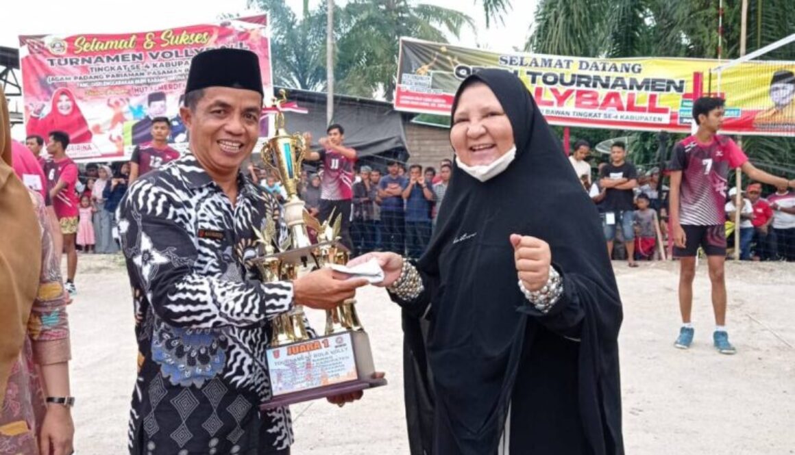 Nevi Zuairina Dukung dan Hadir Turnamen Volly Empat Kabupaten di Sumbar (1)