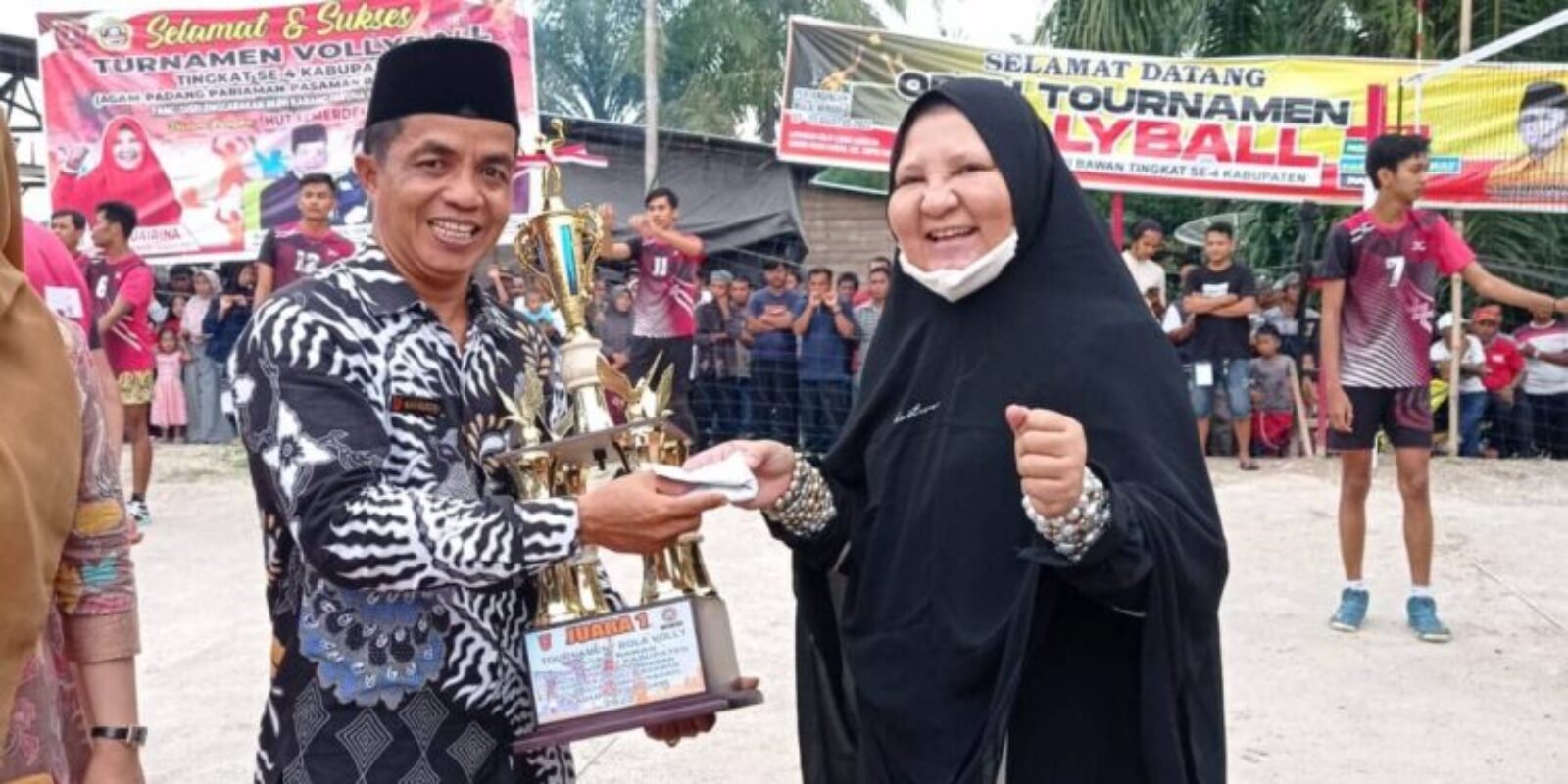 Nevi Zuairina Dukung dan Hadir Turnamen Volly Empat Kabupaten di Sumbar (1)