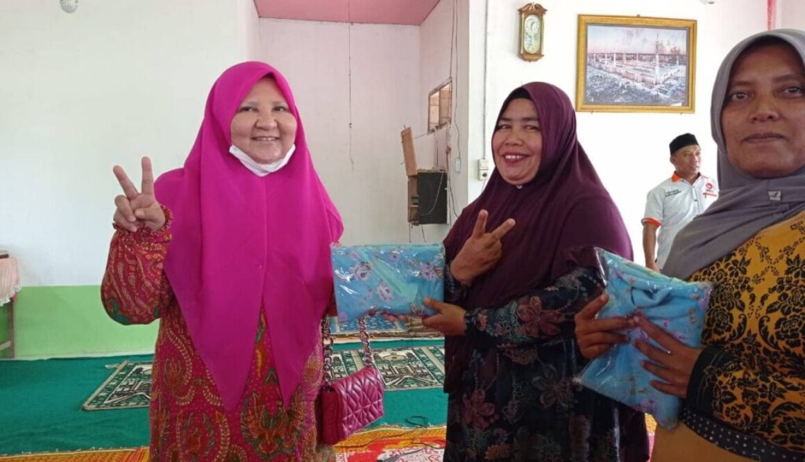 Pembagian baju seragam untuk ibu² rebana kelompok nagari dan kelompok Al Makwa di nagari petok kec. Panti pasaman