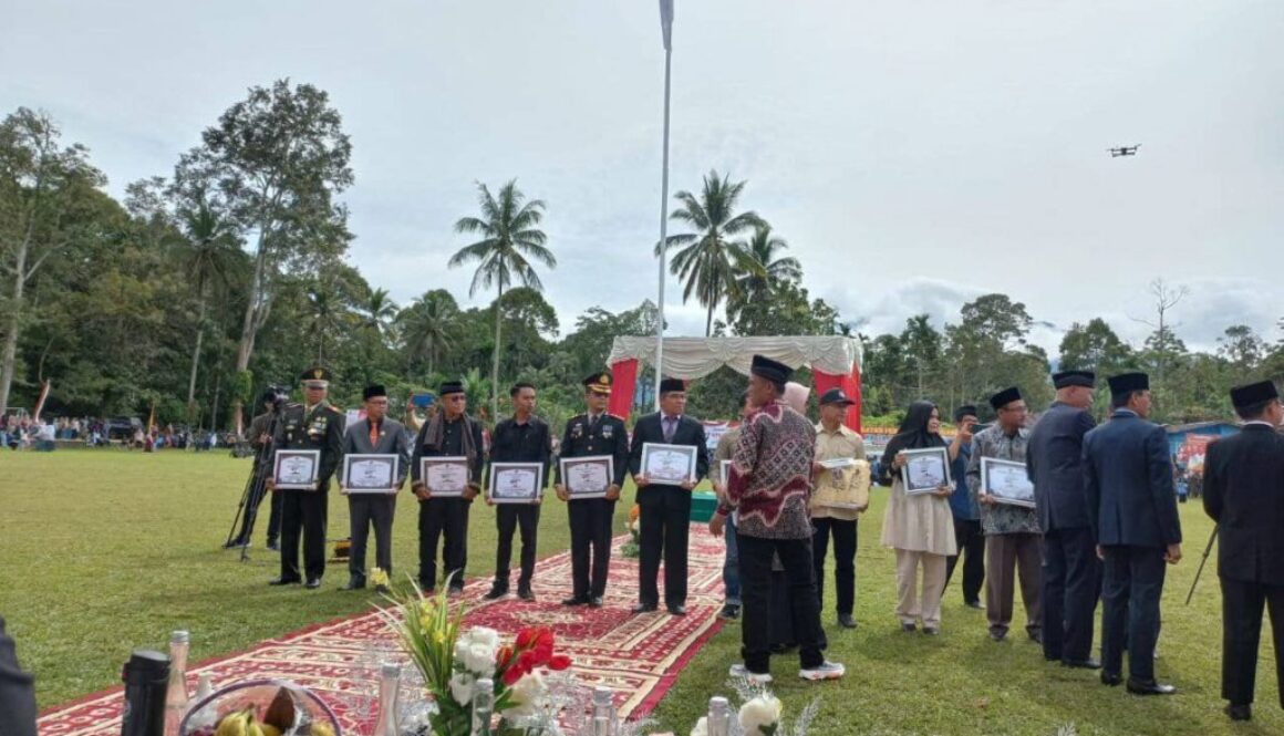Peduli Pembangunan Segala Bidang di Nagari Situjuh Batua, Nevi Zuairina Dapat Penghargaan
