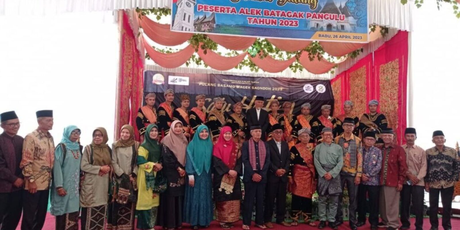 Masih Suasana Idul Fitri, Hj. Nevi Zuairina Silaturahim Dengan Perantau yang Berkunjung ke Kampung Halaman