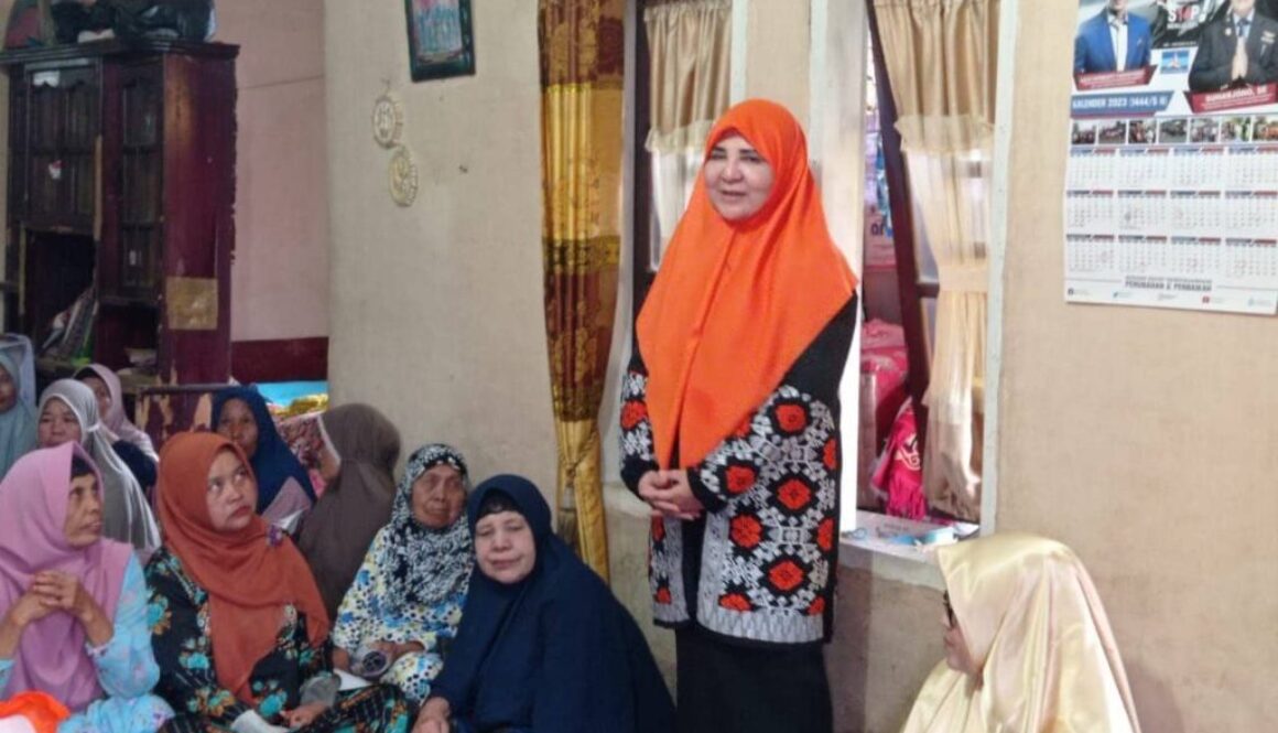 Hj. Nevi Zuairina Bagikan Sembako untuk Masyarakat Pasar Rao Pasaman