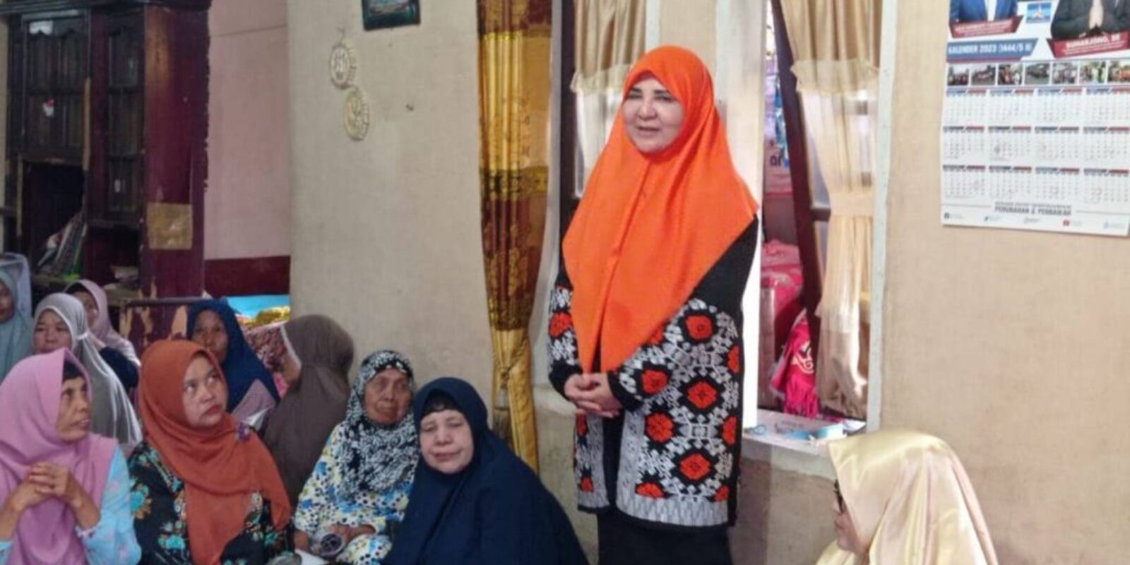 Hj. Nevi Zuairina Bagikan Sembako untuk Masyarakat Pasar Rao Pasaman