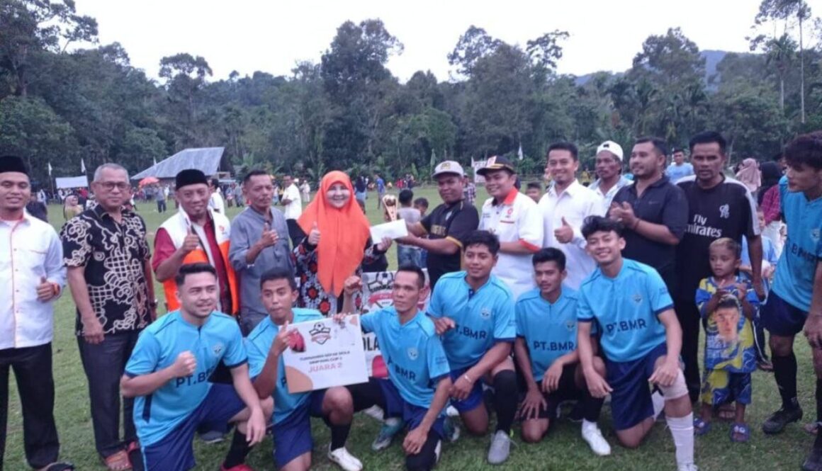 Turnamen Sepak Bola Simpati Cup, Hj. Nevi Zuairina Turut Berikan Hadiah