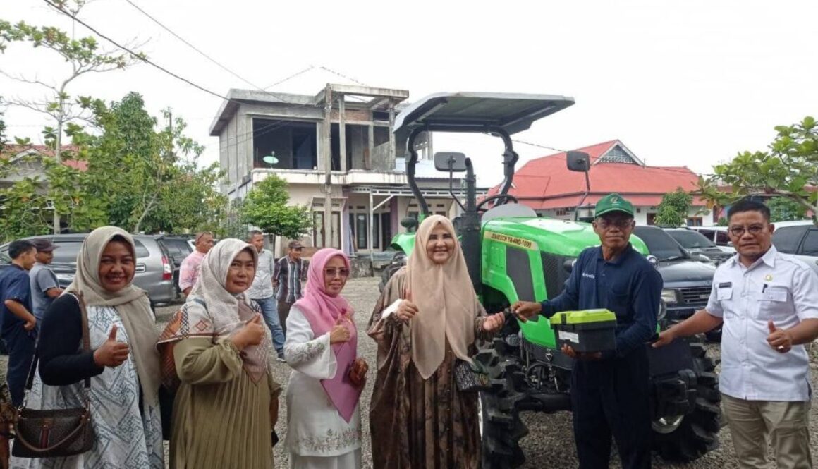 Anggota DPR RI Hj. Nevi Zuairina Serahkan Bantuan Alat Mesin Pertanian Kepada Kelompok Tani Ulakan di Padang Pariaman Untuk Kemandirian Pangan