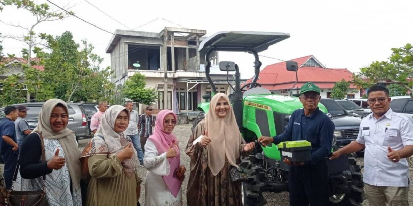 Anggota DPR RI Hj. Nevi Zuairina Serahkan Bantuan Alat Mesin Pertanian Kepada Kelompok Tani Ulakan di Padang Pariaman Untuk Kemandirian Pangan