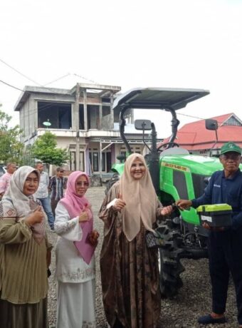 Anggota DPR RI Hj. Nevi Zuairina Serahkan Bantuan Alat Mesin Pertanian Kepada Kelompok Tani Ulakan di Padang Pariaman Untuk Kemandirian Pangan