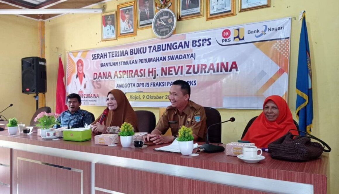 Hj. Nevi Zuairina, Anggota DPR RI Komisi VI dari PKS, Serahkan Buku Tabungan BSPS kepada Para Penerima Bantuan Korban Gempa Kajai Pasbar