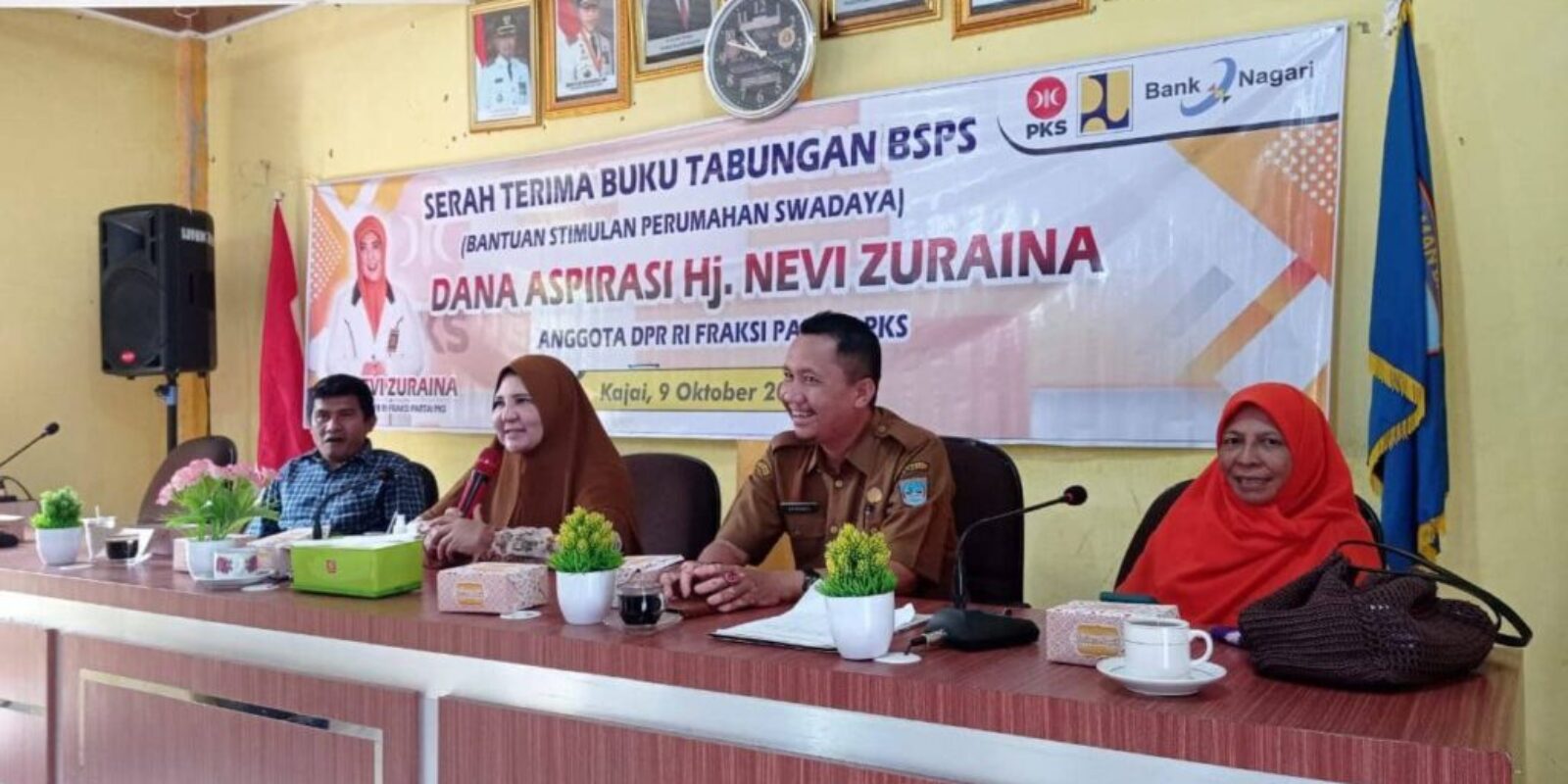 Hj. Nevi Zuairina, Anggota DPR RI Komisi VI dari PKS, Serahkan Buku Tabungan BSPS kepada Para Penerima Bantuan Korban Gempa Kajai Pasbar