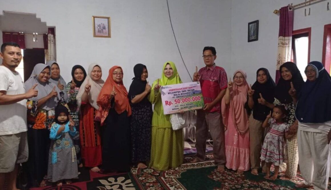 Hj. Nevi Zuairina Memfasilitasi Serah Terima Simbolis Bantuan Tanggung Jawab Sosial Lingkungan ke Keltan Maju Basamo Nagari Languang