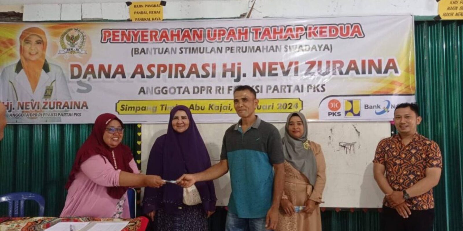 Hj Nevi Zuairina, Anggota DPR RI Asal Sumatera Barat II, Hadiri Penyerahan Upah Tukang Korban Gempa di Pasaman Barat