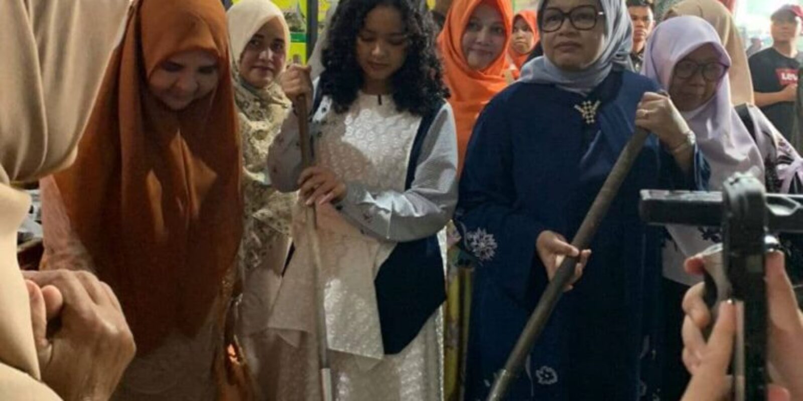 Hj. Nevi Zuairina Salah Satu dari Tiga Perempuan Hebat Kacau Randang di Tungku Ummi Aufa Hakim