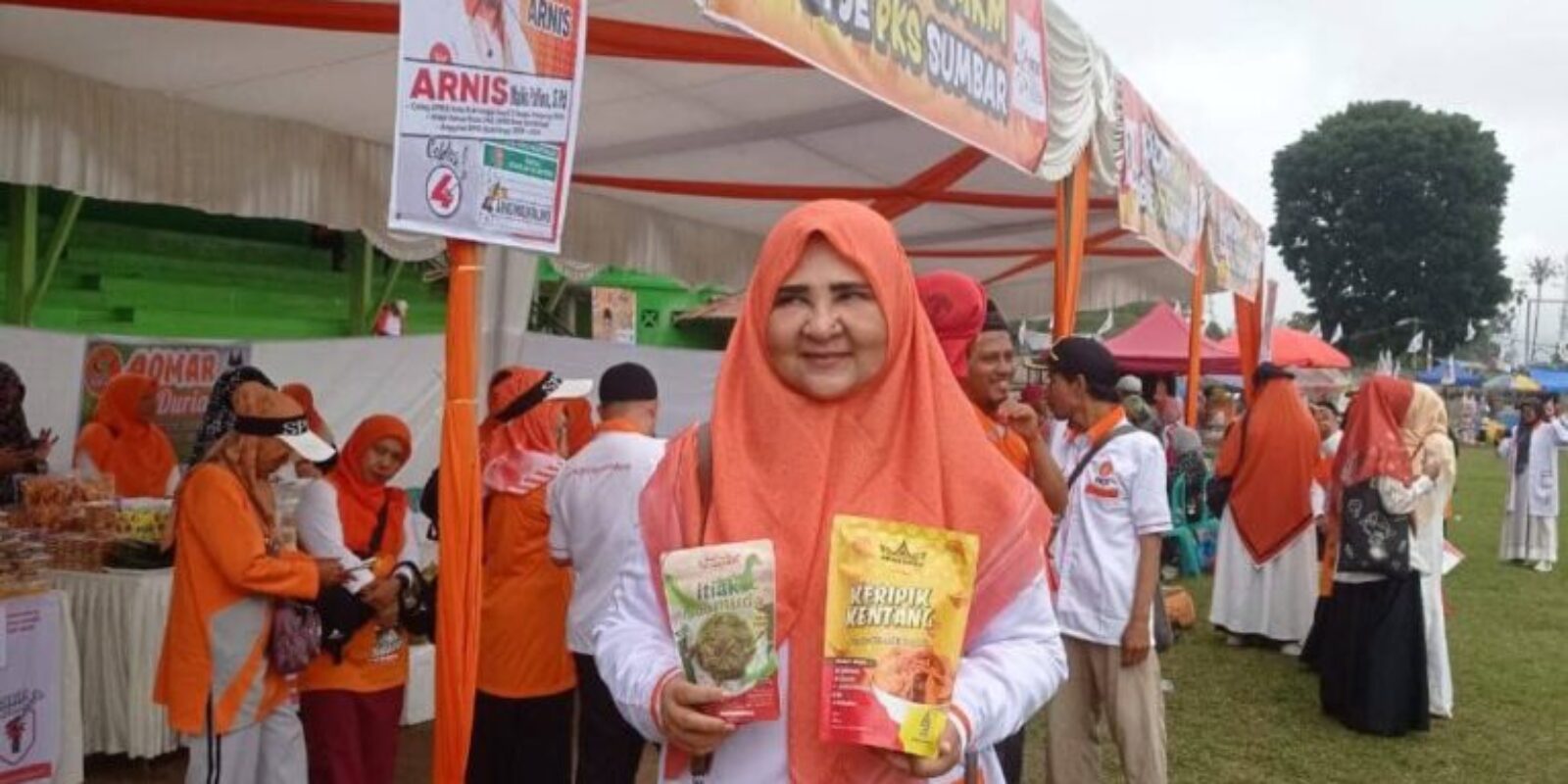 Kunjungan Hj. Nevi Zuairina ke Bazar UMKM BPJE PKS Sumbar, Memberi Dorongan Kreativitas dan Peningkatan Skala Usaha