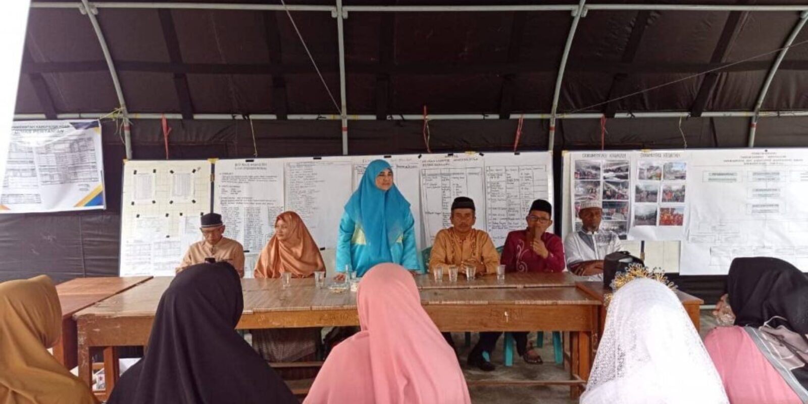 Kunjungan Hj. Nevi Zuairina ke Posko Korban Banjir Lahar Dingin di Nagari Bukik Batabuah, AGAM, Menghibur dan Menyampaikan Paket Ramadhan dan Idul Fitri