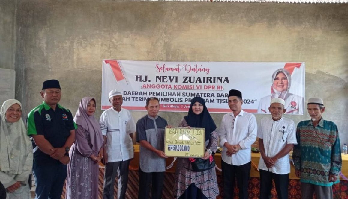 Hj. Nevi Zuairina Serahkan Bantuan TJSL dari PT Kimia Farma kepada Pondok Tahfiz Nurul Iman di Pasaman Barat